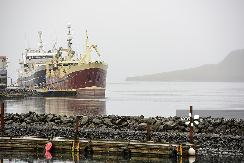 冰岛埃斯基菲厄泽港口的渔船图片素材