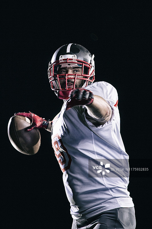 黑色背景上的四分卫肖像图片素材