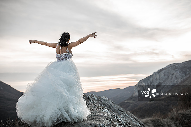 站在山顶的新娘图片素材