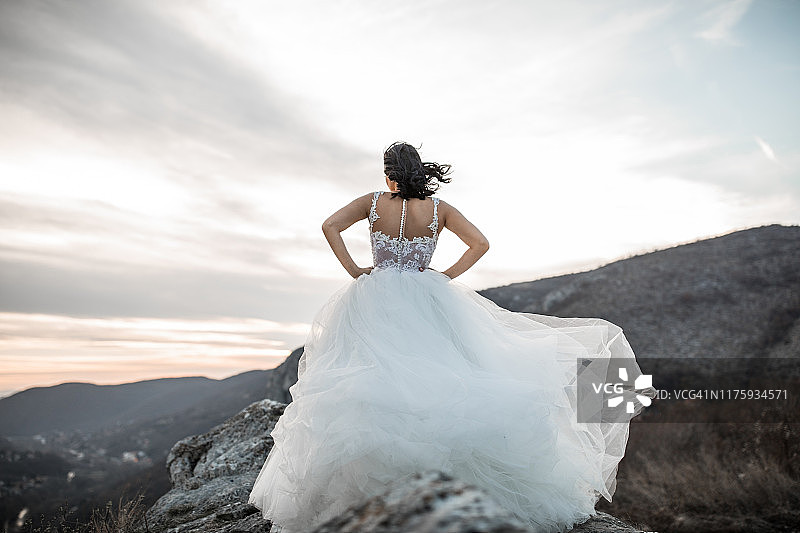 站在山顶的新娘图片素材