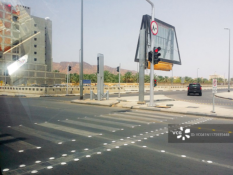 城市道路上的金属减速带和交通信号灯图片素材