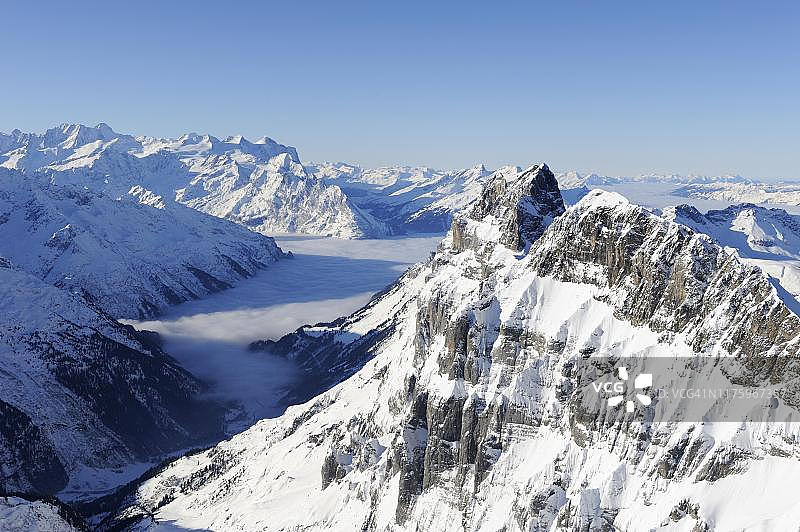 铁力士雪山眺望伯尔尼阿尔卑斯山图片素材