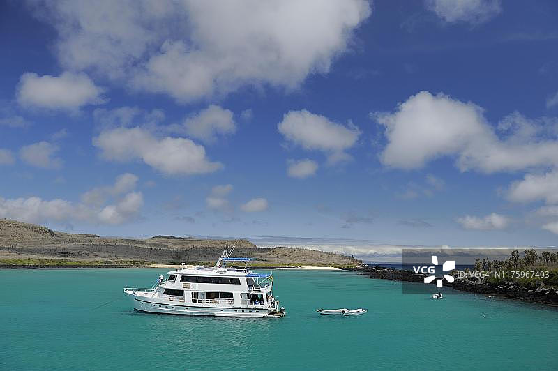 厄瓜多尔加拉帕戈斯群岛圣达菲岛海湾的浮潜天堂中的船只图片素材
