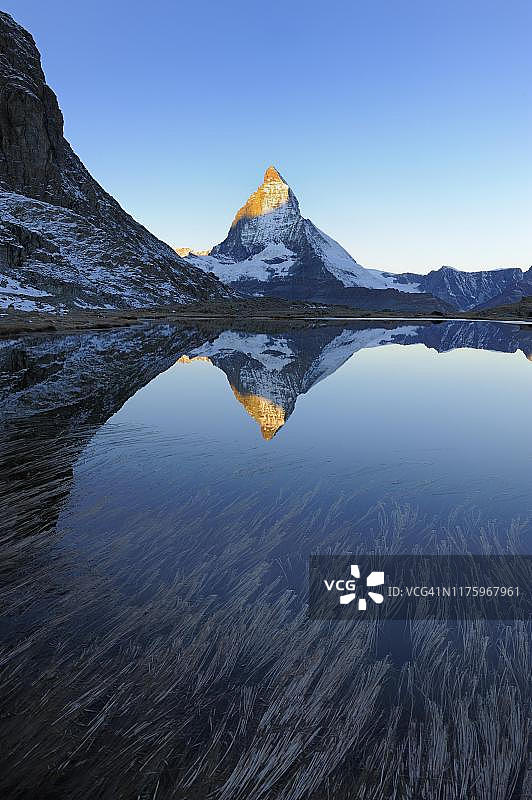 瑞士瓦莱州采尔马特里iffelsee湖中倒影图片素材