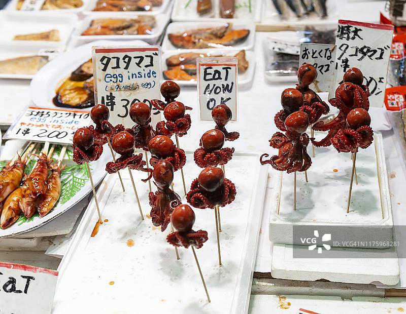 京都锦市场售卖的烤鱿鱼串图片素材