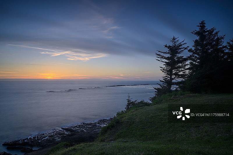 俄勒冈州库斯湾附近阿拉戈角的日落图片素材