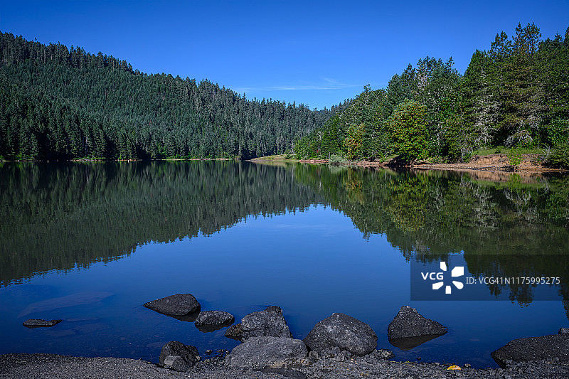 俄勒冈州本·欧文水库的倒影图片素材