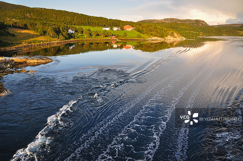 潮汐流日落时的景观和尾迹图片素材