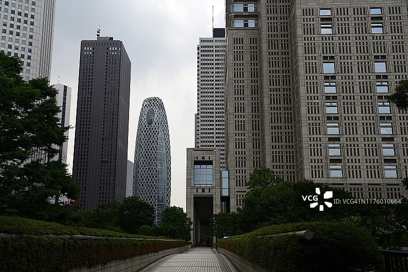 日本东京西新宿的塔楼建筑图片素材