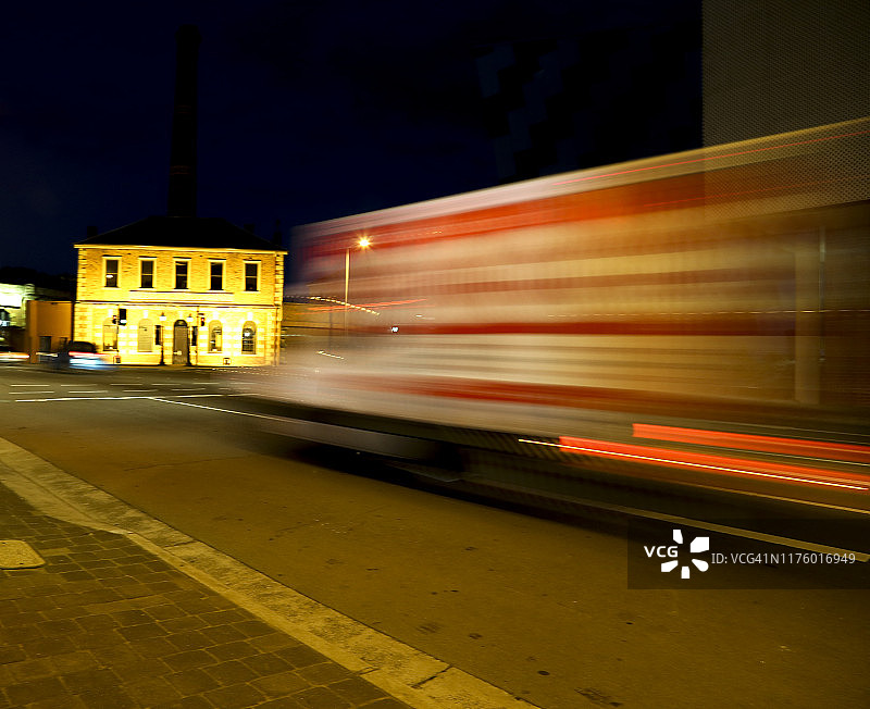 一辆卡车在夜晚经过霍巴特图片素材