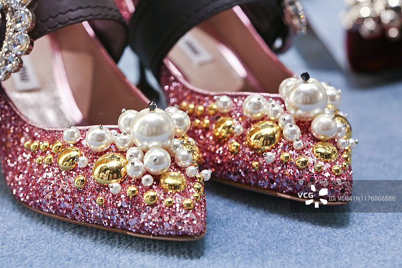 饰有珍珠和金色塑料珠的高档女士鞋图片素材