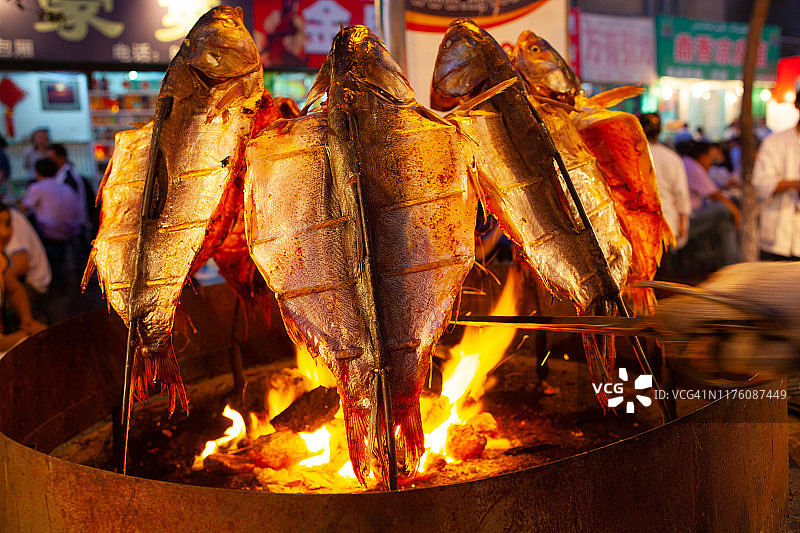 在武夷新光夜市烤鱼图片素材