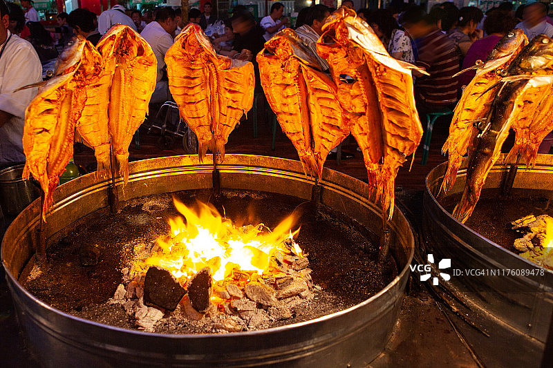 在武夷新光夜市烤鱼图片素材
