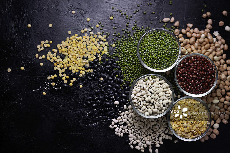 碗中各种谷物、种子和豆类俯视图图片素材