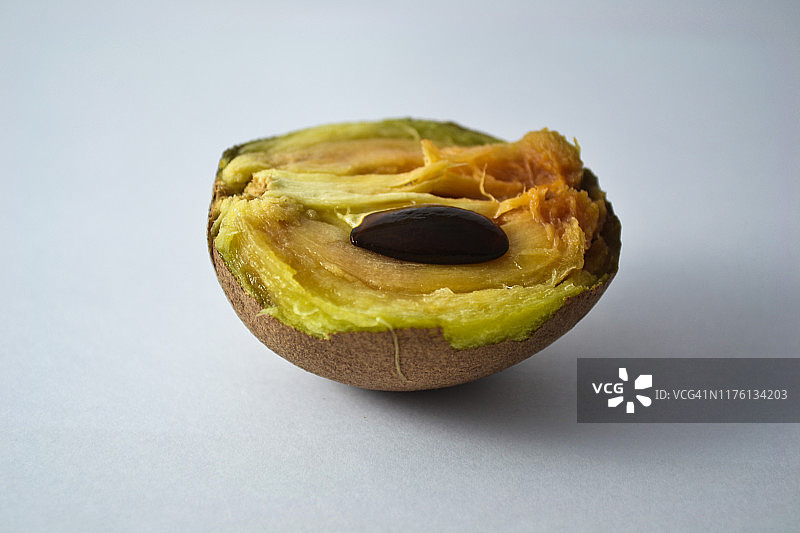 灰色背景下的牛奶果切片图片素材