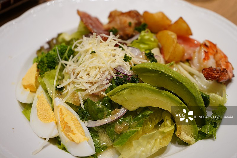 牛油果鸡蛋鲜虾沙拉图片素材