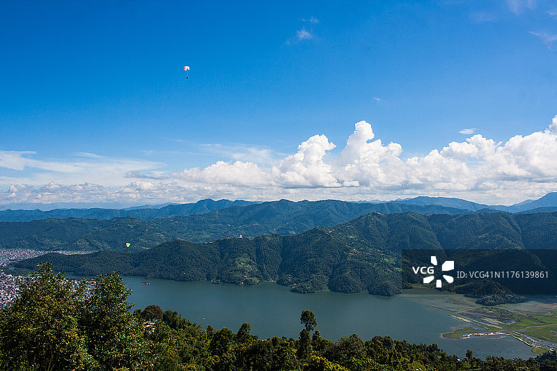 尼泊尔博卡拉滑翔伞图片素材