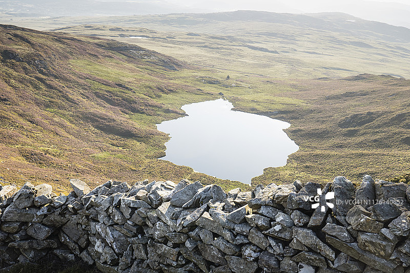 Llyn y Bi湖景色:位于Rhinog山脉最高点Y Lethr峰和Cwm Bychan之间的Cambrian Way图片素材