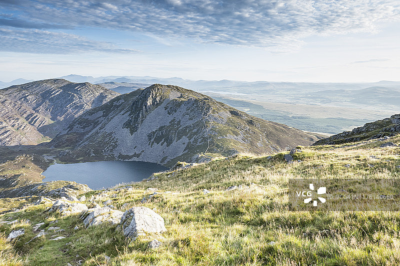 从Y Llethr附近观看Llyn Hywel湖;图片来自Rhinog山脉最高点Y Lethr峰顶和Cwm Bychan之间的寒武纪之路。八月图片素材