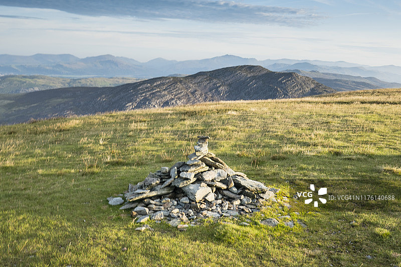 清晨莱赫尔峰顶的石堆：图片摄于莱赫尔峰顶和库姆比昌之间的寒武纪之路，莱赫尔峰是里诺格山脉的最高点，八月图片素材