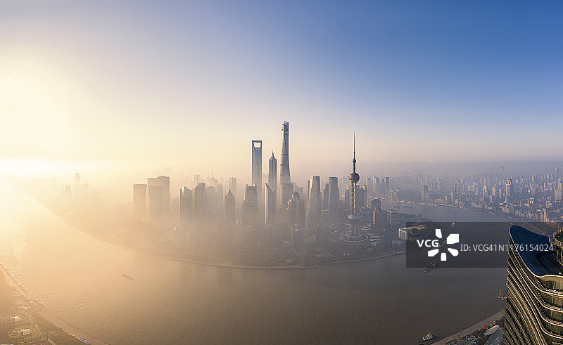 雾霾中的上海图片素材