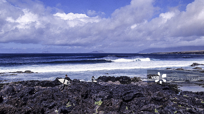西班牙兰萨罗特岛的海洋波浪图片素材