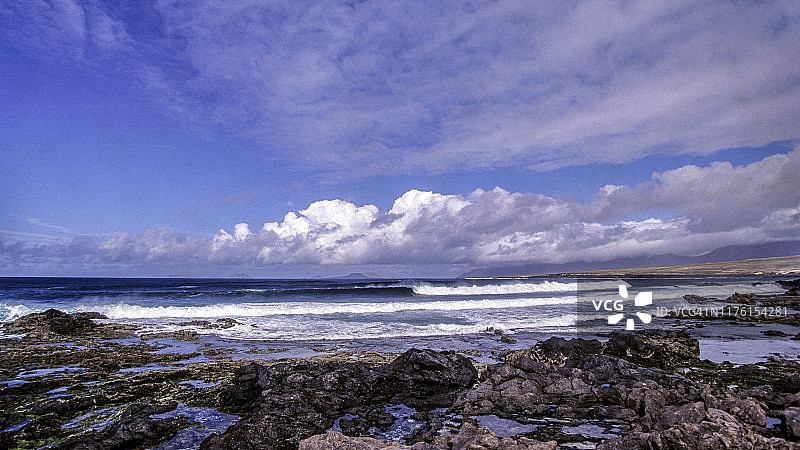 西班牙兰萨罗特岛的海洋波浪图片素材