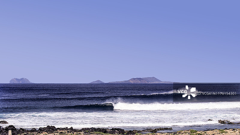 西班牙兰萨罗特岛的海洋波浪图片素材