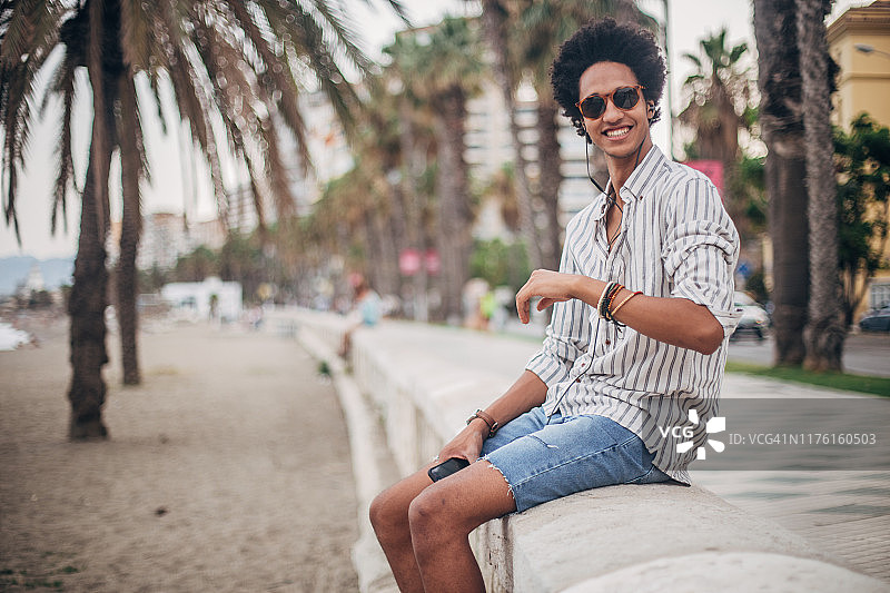 快乐的年轻男人听音乐图片素材