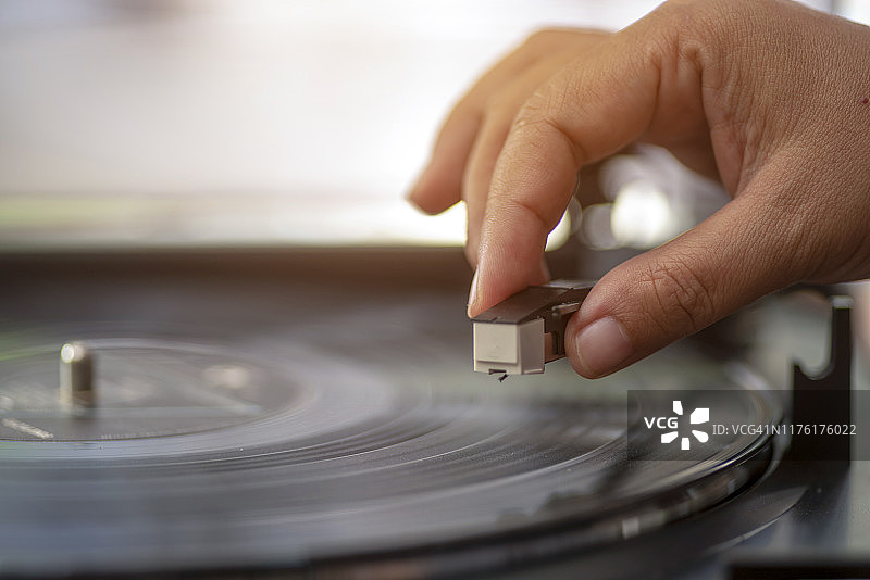 唱片播放器旋转唱片上的唱针图片素材