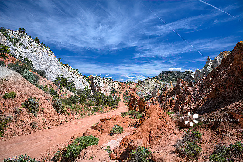 犹他州南部大阶梯-埃斯卡兰特国家纪念碑中的科顿伍德峡谷路图片素材