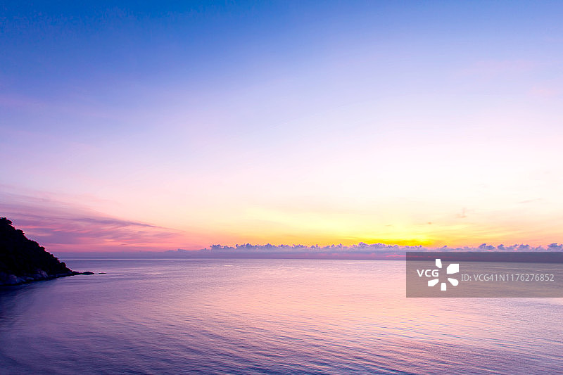 热带海滩美丽的夏日日出图片素材