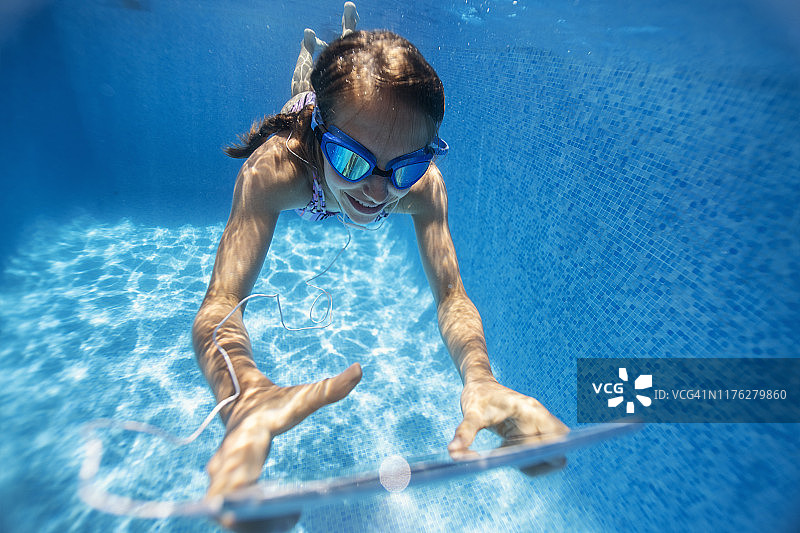 少女在水下使用平板电脑图片素材