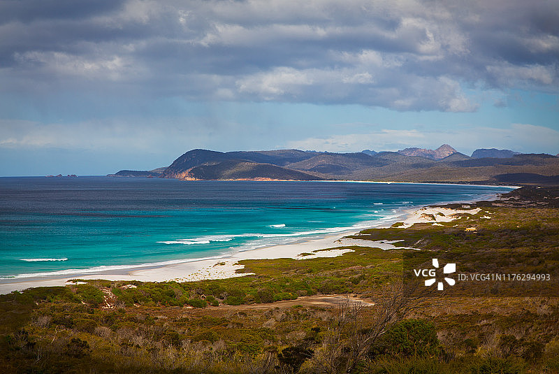 空旷宁静的海滩图片素材