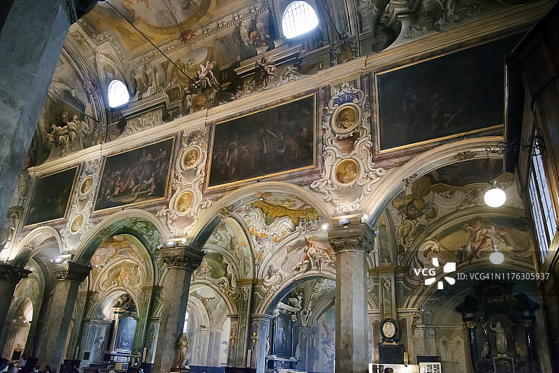 大教堂的彩绘拱顶风光图片素材