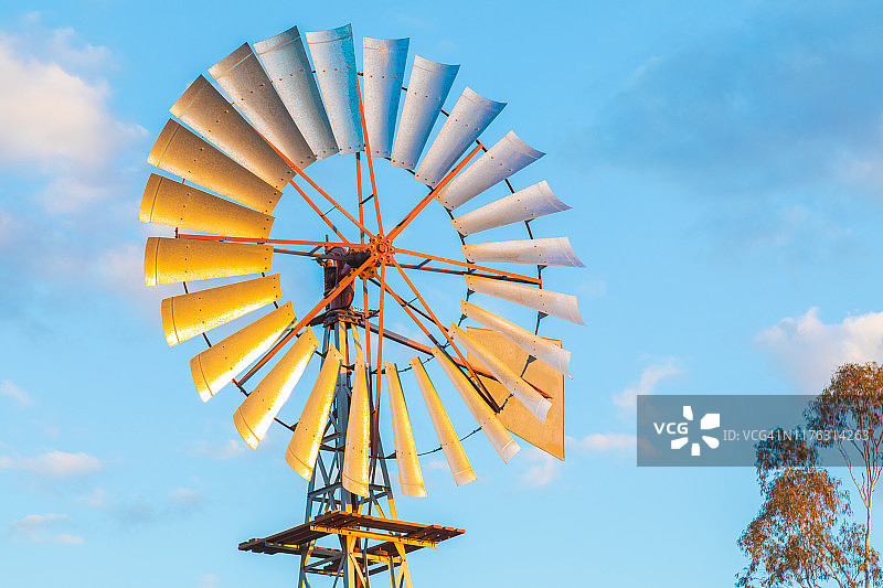 乡村蓝天白云下的彩色风车图片素材