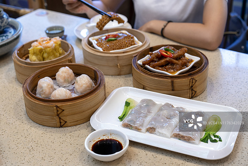 特写变化的点心在一个餐厅图片素材