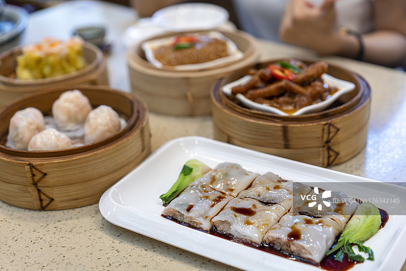 特写变化的点心在一个餐厅图片素材