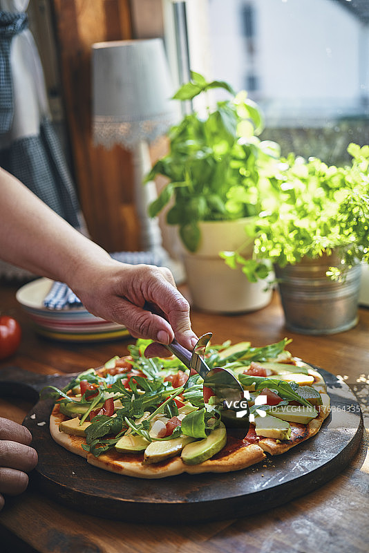 纯素牛油果番茄芝麻菜披萨图片素材