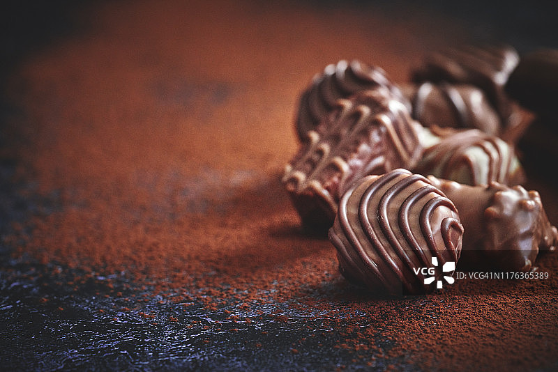 精选巧克力果仁糖图片素材