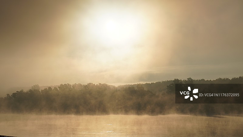 多瑙河上的黎明美景图片素材