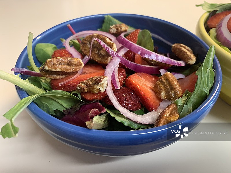 草莓山核桃洋葱菠菜沙拉图片素材