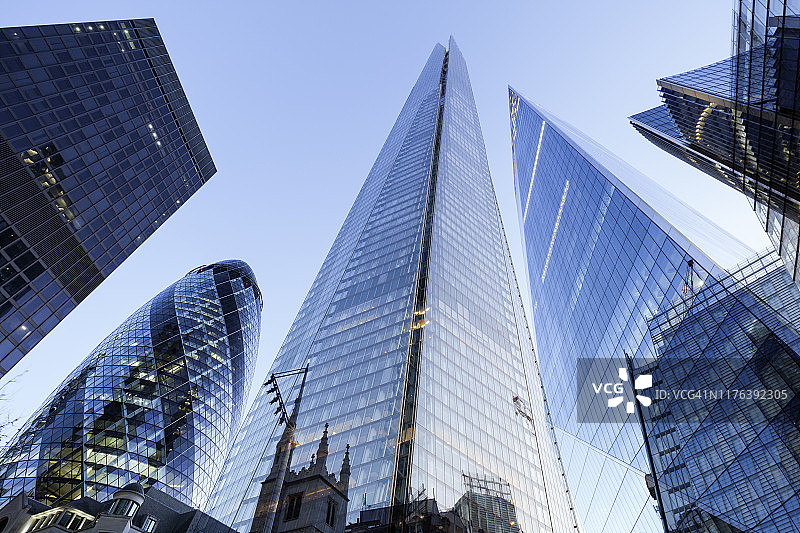 未来伦敦摩天大楼的多重曝光图片素材