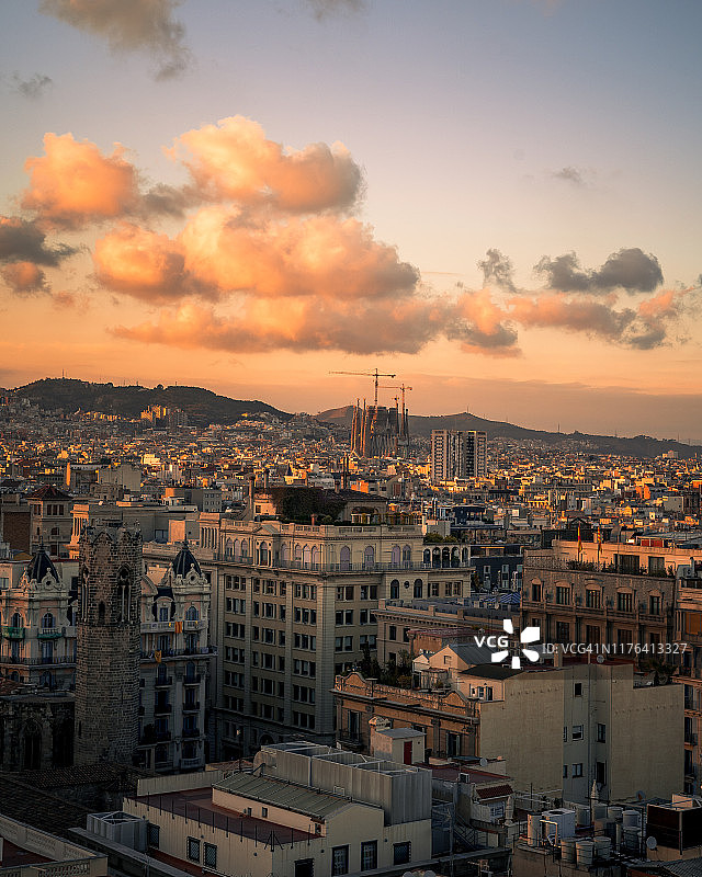 西班牙巴塞罗那圣家堂日落景色图片素材