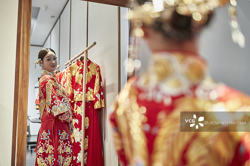 身穿传统裙褂的中国新娘的镜像图片素材