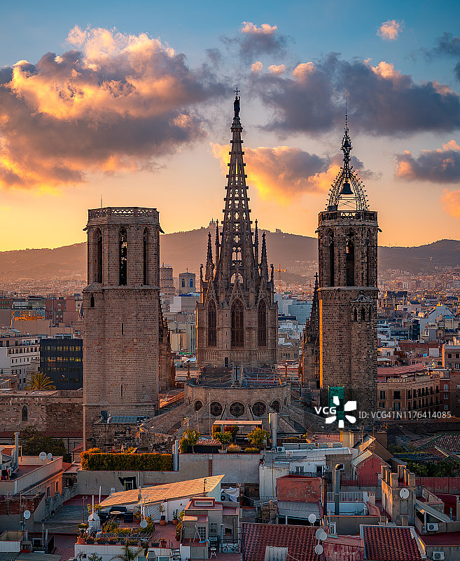 西班牙巴塞罗那哥特式大教堂日落景色图片素材