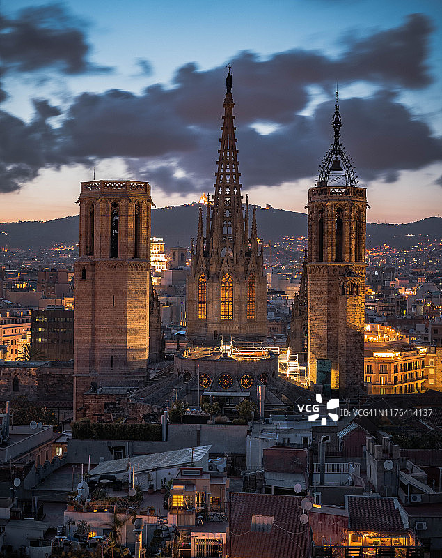 西班牙巴塞罗那蓝色时段的哥特式大教堂图片素材