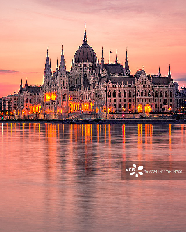 匈牙利布达佩斯多瑙河上的匈牙利国会大厦日出景色图片素材