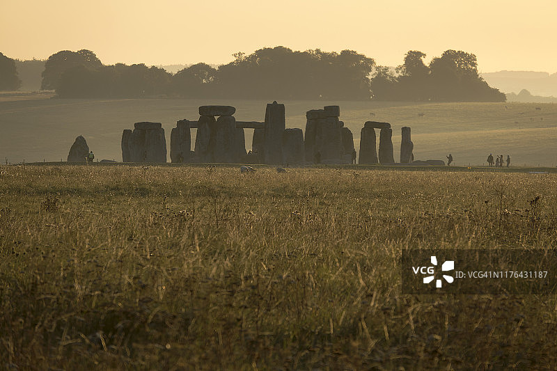 清晨游客参观英国索尔兹伯里平原的巨石阵图片素材