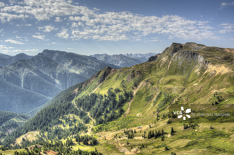 旧矿山和麦克米兰峰风光图片素材